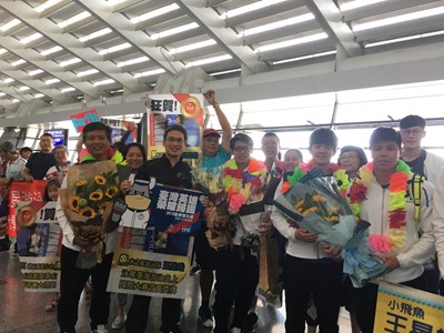 奪世大運台灣首面游泳獎牌　王星皓返國